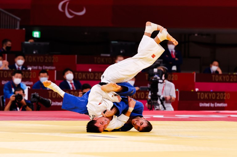 Espectacular imagen del judoca Sergio Ibáñez en la final de 66 kg en la que obtuvo la plata.