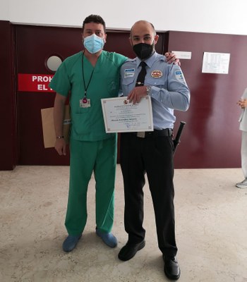 Juan Francisco Pérez Luque con un compañero sanitario en su centro de trabajo