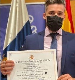 Juan Francisco Pérez Luque muestra con orgullo su mención honorífica