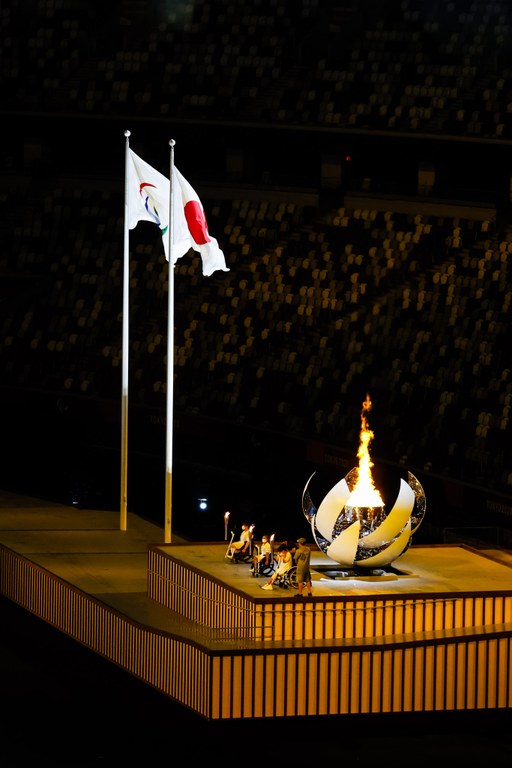 Pebetero de los JJPP de Tokio ya encendido con los tres últimos atletas japonenes encargados de portar la llama paralímpica.
