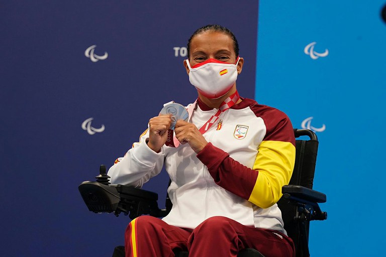 Teresa Perales en el podio muestra su nueva medalla de plata