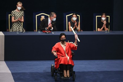 Teresa Perales saluda al auditorio del Campoamor tras recoger su premio (Foto: FPA)