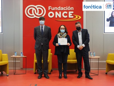 Sabina Lobato recoge el reconocimiento de Forética a Por Talento Digital
