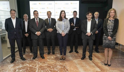 Foto de familia de los reponsables del Grupo Social ONCE y Microsoft
