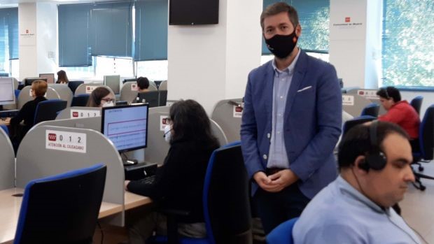 El viceconsejero durante la visita 