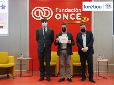 Momento de la entrega del reconocimento de Forética a Ilunion