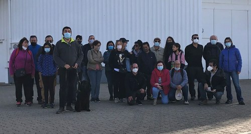 Foto de familia del grupo de personas afiliadas y Enrique Pérez  en el Observatorio