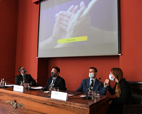 Mesa de presentación del sistema. De izda a dcha, Briones, Ramos y Trigueros junto a su mediadora