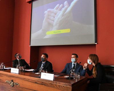 Mesa de presentación del sistema. De izda a dcha, Briones, Ramos y Trigueros junto a su mediadora