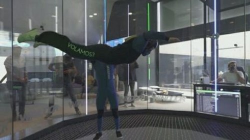 Una de las personas afiliadas durante la experiencia de vuelo indoor