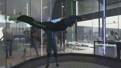 Una de las personas afiliadas durante la experiencia de vuelo indoor