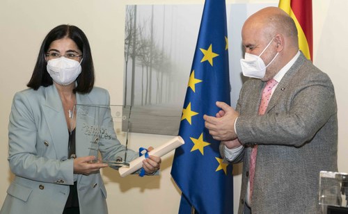 Darias muestra el premio entregado por Luis Cayo Pérez