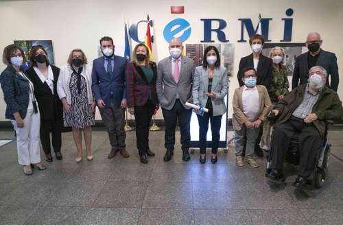Foto de familia de todas las autoridades con la ministra Darias en la sede madrileña del CERMI 