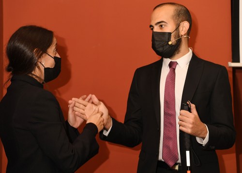 García Pajares y su mediadora realizan la demostración