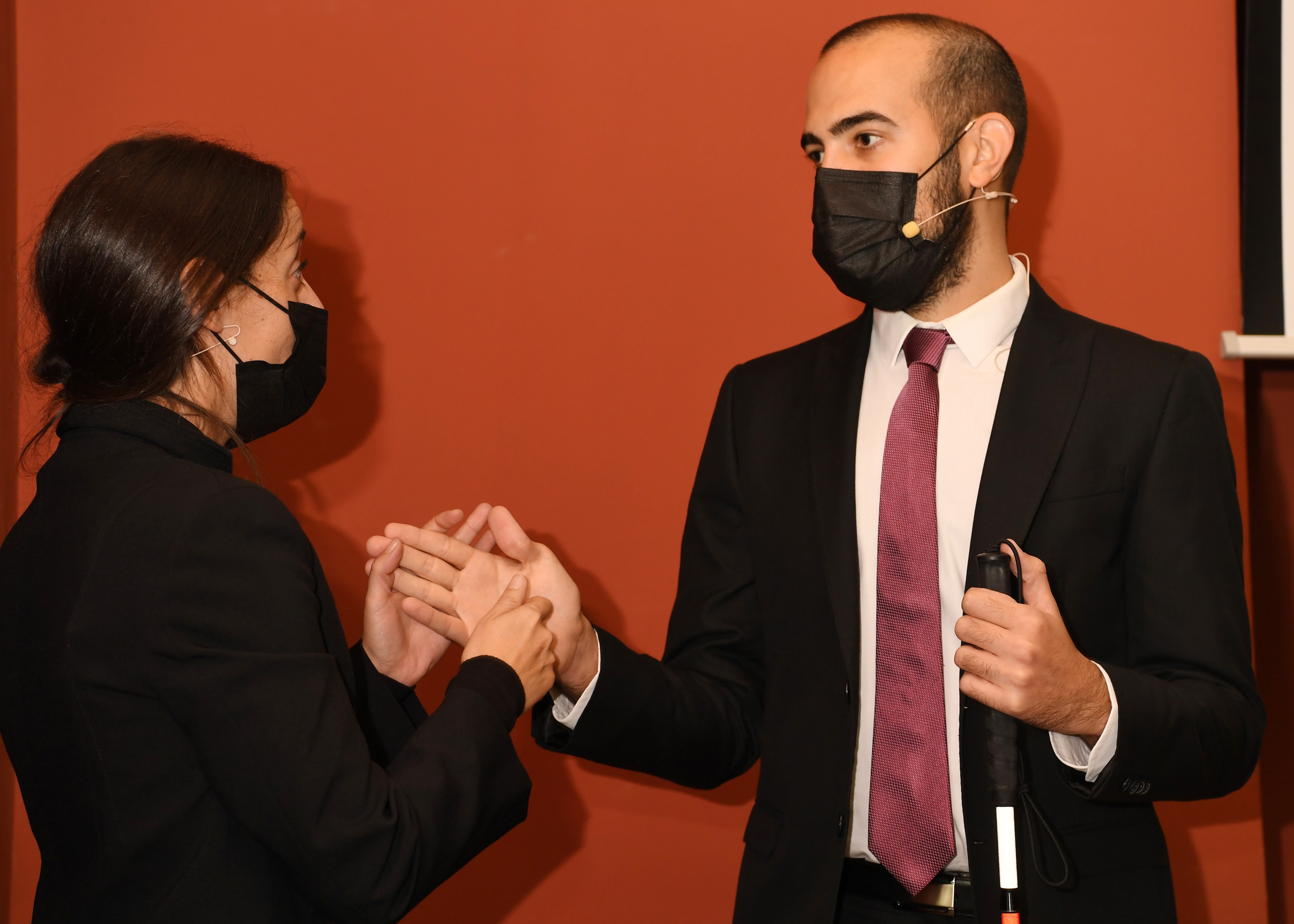 García Pajares y su mediadora realizan la demostración