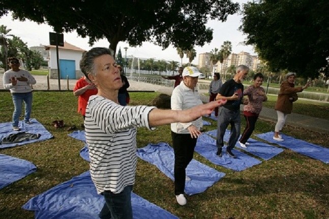 Grupo de personas afiliadas realizando una sesión de yoga