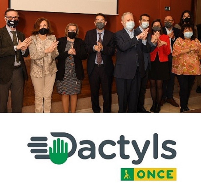 Foto de familia de la presentación en la RAE de Dactyls. Abajo el logo del nuevo sistema