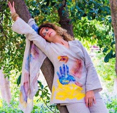 Lola Raya Regalado pinta su ropa y crea moda sostenible e innovadora