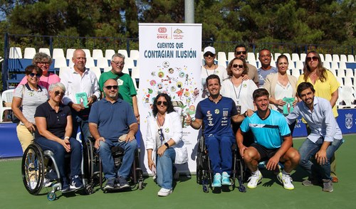 Foto de familia de los participantes en la presentación