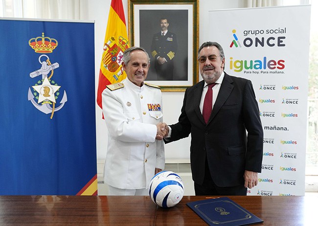 El Almirante y Carballeda estrrechan sus manos