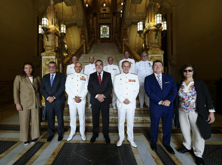 Foto de familia de los participantes en la firma del convenio