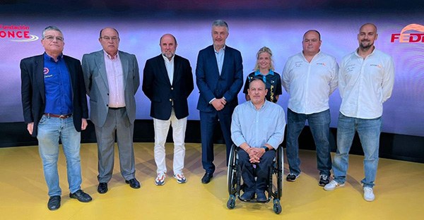 Foto de familia de los participantes en la presentación