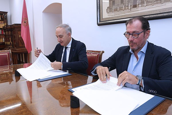 El delegado y el rector en el momento de la firma del convenio