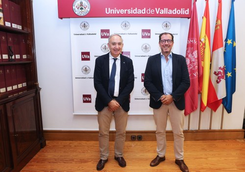 El rector y el delegado posan tras la firma del convenio