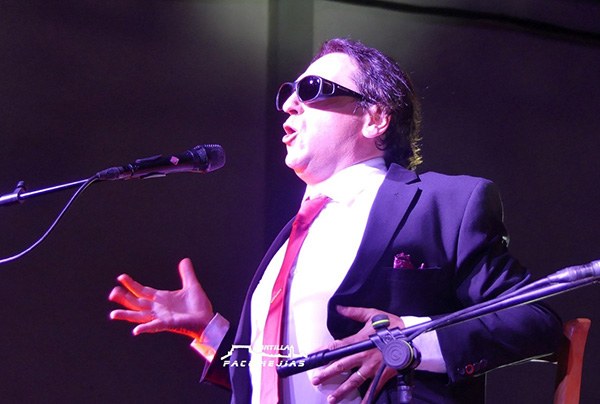 Antonio Mejías cantando