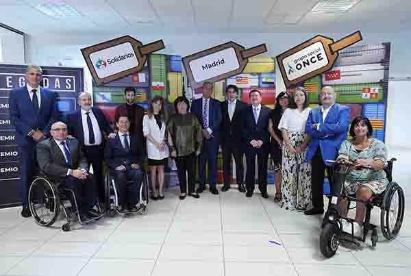 Foto de familia con los ganadores y autoridades