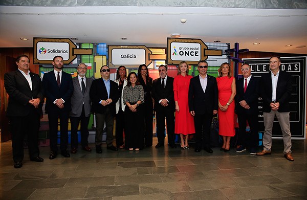 Premiados y autoridades de los Solidarios Galicia