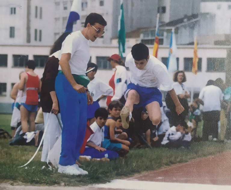 José Manuel Mendo Sánchez-Benito con sus alumnos ciegos en pruebas de Atletismo  