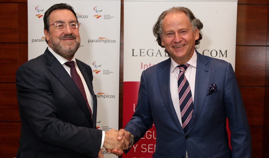 Alfonso Carrascosa (a la izquierda) y Miguel Carballeda estrechan sus manos tras suscribir el acuerdo