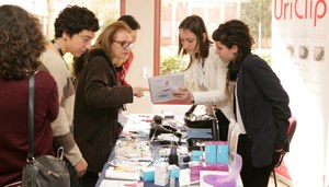 Asistentes a la jornada visitan la exposición de materiales montada en paralelo a las conferencias 
