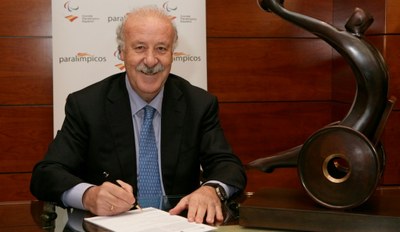 Del Bosque en el momento de firmar la proposición de candidatura