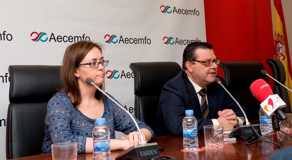 Elena Pérez (a la izquierda) y Martínez Donoso en la presentación de su propuesta