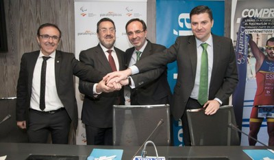 Los representantes de Santalucía y de la Federación de Triatlón posan junto a Miguel Carballeda