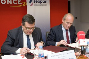 Martínez Donoso (a la izquierda) y Julián Núñez suscriben el acuerdo