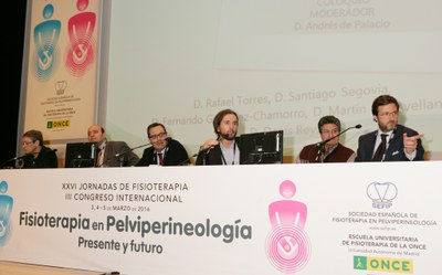 Mesa presidencial en la jornada de apertura