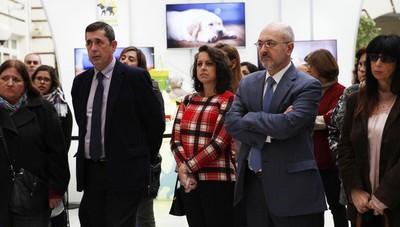 Un grupo de público observa uno de los estands de la muestra en Sevilla