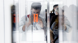 Un visitante observa un vanguardista modelo de smartphone en el reciente Mobile World Congress 