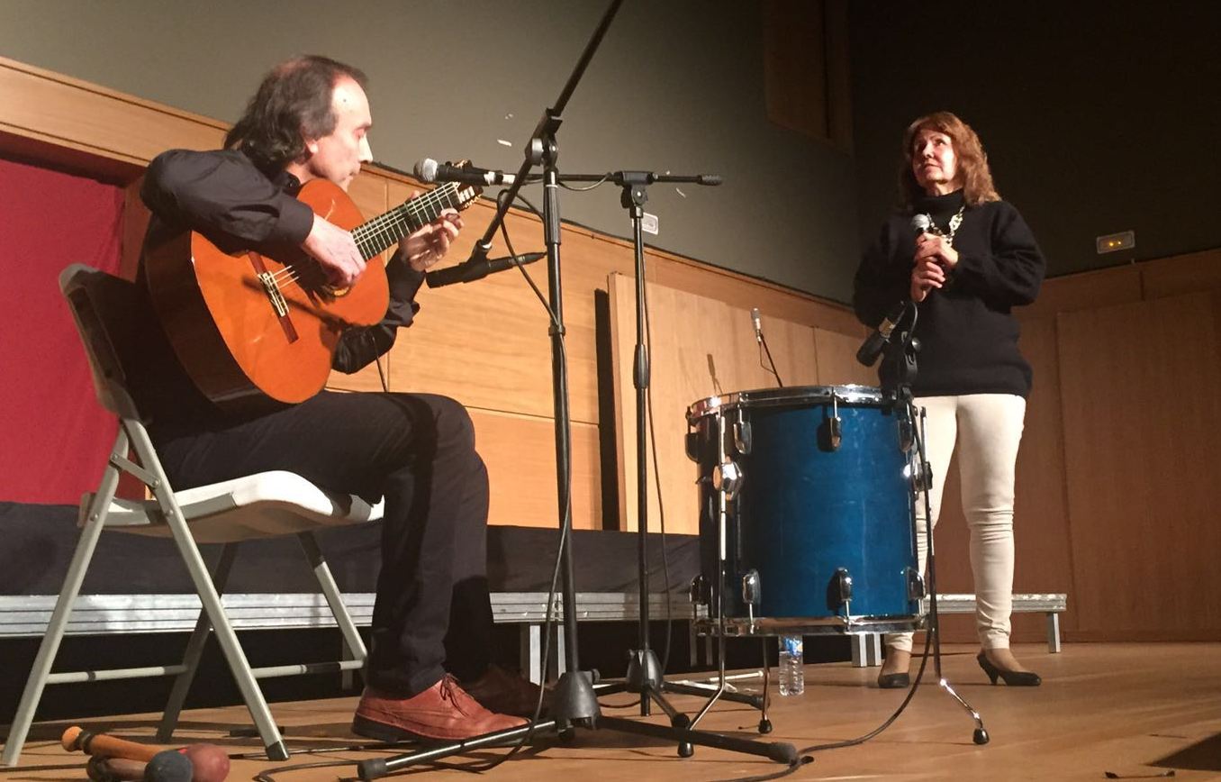 La afiliada Mónica Monasterio, acompañada a la guitarra por Horacio Lovecchio, ofreció sus versiones de música sefardí en Guadalajara