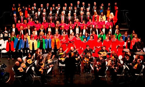 Los integrantes de todos los grupos comparten escenario en el concierto de clausura