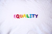 Igualdad con letras de colores