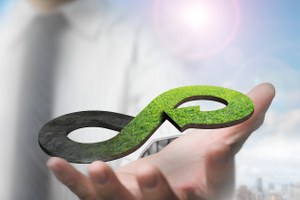 Mano sujetando concepto economía circular