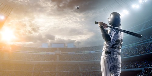 Jugador beisbol bateando en campo de juego