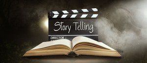 Libro abierto que tiene encima una claqueta con Storytelling