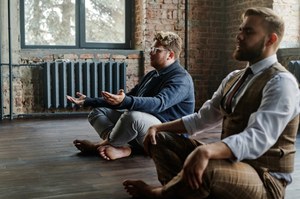 Dos hombre practicando mindfulness