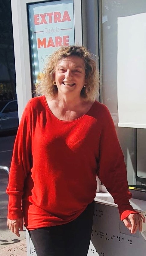 Asun López, Promotora Comercial en la DT de Cataluña delante de un kiosco de la ONCE