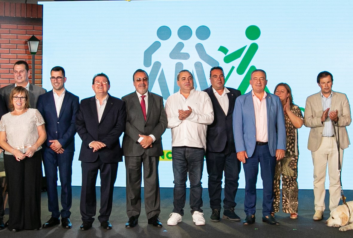 Una foto de la Gala, presidida por Miguel Carballeda y Ángel Sánchez, con los galardonados